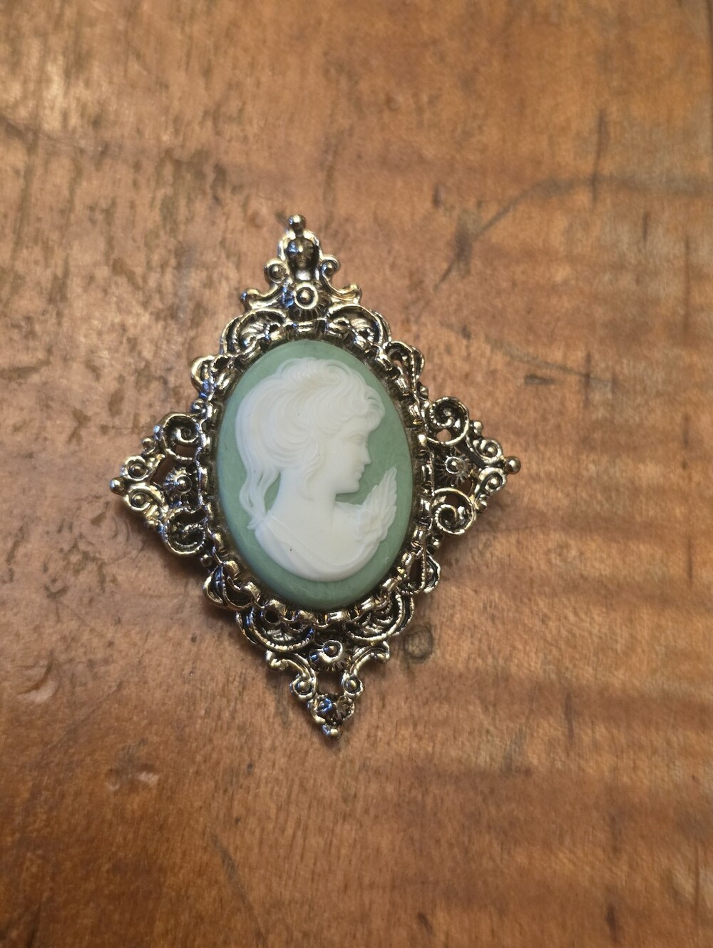Gerry's Gold Tone Oval Green White Lady Cameo Pendant Vintage Classic Jewelry